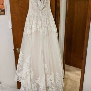 COPY - SCALLOPED V-NECK LACE AND TULLE WEDDING DRESS